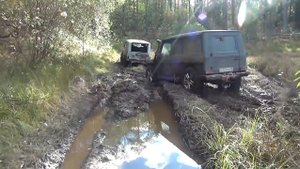 Мерседес Гелендваген на 39 колёсах и УАЗ. Бездорожье на дне озера.