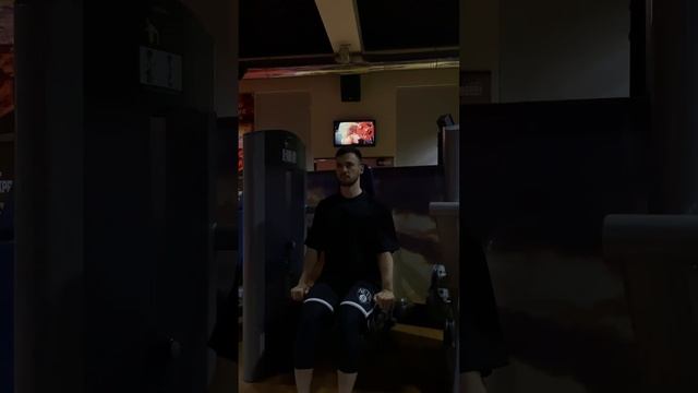 Разгибания рук сидя в тренажере