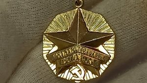 Знак Молодой гвардеец Пятилетки 3 степень. ЦК ВЛКСМ.