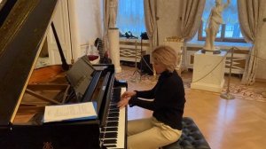 Полина Осетинская проверяет инструмент .