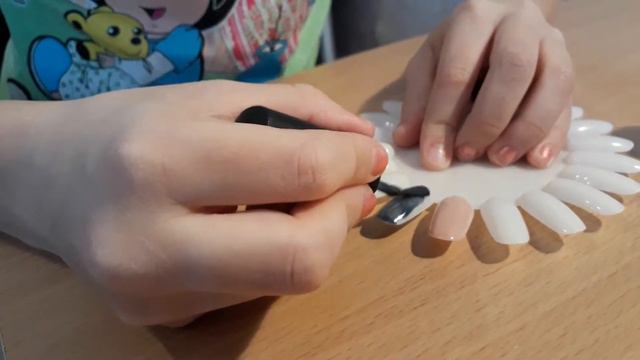 Учусь красить ногти.