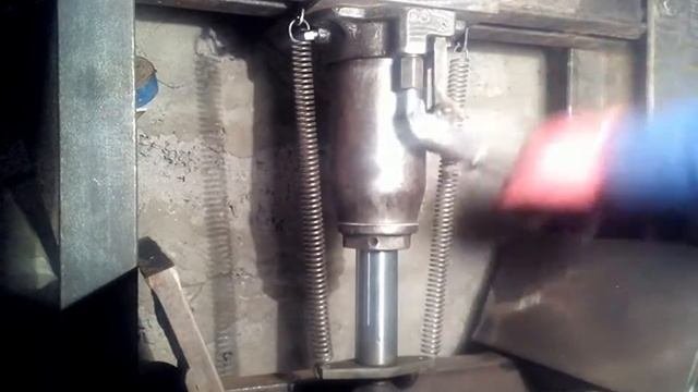 Работа возвратного механизма перевёрнутого домкрата