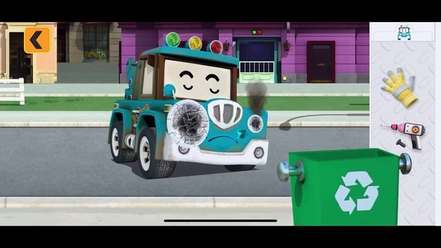 Робокар Поли ремонтирует город Ева играет в развивающие игры на планшете Play robocar Poli