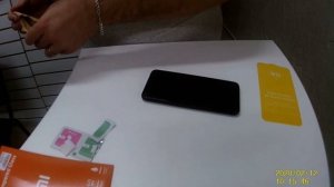 Наклейка защитного стекла на смартфон