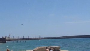 Боевой вертолет Ми-28 на низкой высоте над морем
.