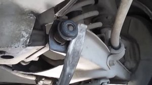 Замена нижних сайлентблоков без съемника.