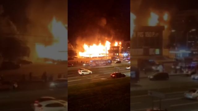 В Санкт-Петербурге сгорел бывший кинотеатр «Слава»