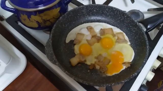 Как вкусно пожарить домашние яйца с салом ?