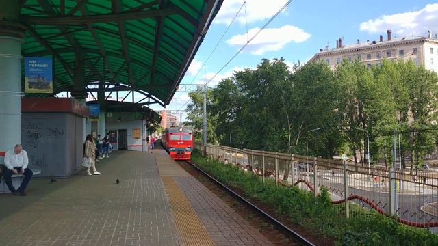 Электропоезд ЭР2Р-7054 платформа Электрозаводская смотреть онлайн