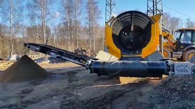 Барабанный грохот (троммель) Anaconda TR516 в работе.