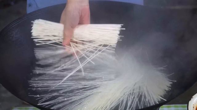 小雨弄個重慶小面吃，淋上幾大瓢肉沫臊子，配幾根青菜，太巴适了【市民朱小雨】