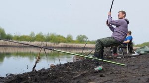 Как ловить карася на червя. Рыбалка с поплавком на карася весной.