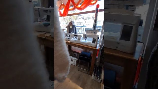 ? Магазин пряжи и всего для вязания и шитья. Починка одежды. Английская деревня. смотреть онлайн