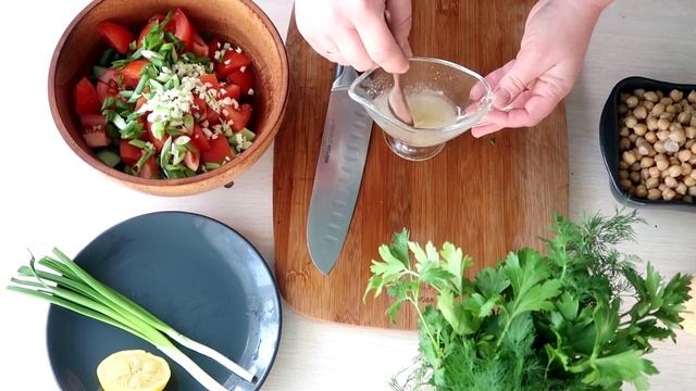 Салат со свежими овощами и консервированным нутом  Оригинальный и очень вкусный