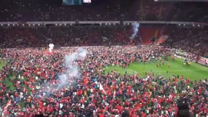 10 смешных ВЫБЕГАНИЙ БОЛЕЛЬЩИКОВ на поле в футболе