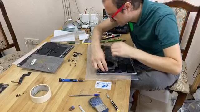 Стрим 05.06.2020 сборка залитого MacBook Pro 15 Mid 2018 A1990 смотреть онлайн