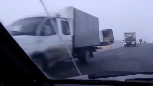 Гружёная досками фура угодила в кювет на трассе Сызрань-Хвалынск смотреть онлайн