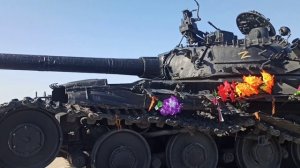 Луганск, памятник танкистам погибшим в 2014 году.