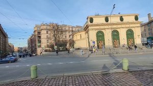 Метро Нарвская и Нарвские триумфальные ворота в Санкт-Петербурге