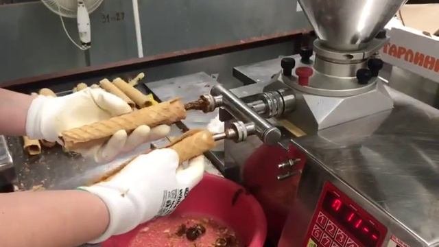 Как заполняют начинкой вафельные трубочки 