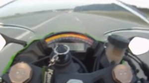 Мотоцикл едет со скоростью 300 км в час и тут ...