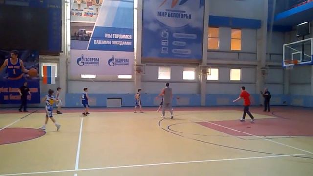 Алексей Швед играет с детьми.