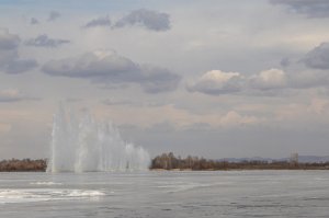 В Хакасии провели взрывы льда в районе села Белый Яр