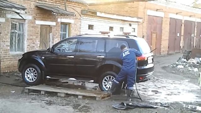 ДПСник моет машину местному Авторитету. смотреть онлайн