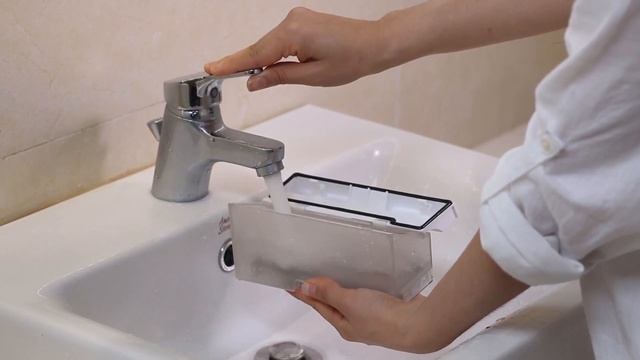 Roborock S5 — Cleaning Dust Bin and Strainer смотреть онлайн