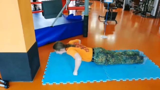 ВЛОГ : 20 ОТЖИМАНИЙ ТЯЖЕЛО ИДУТ - ДАВНО НЕ ТРЕНИРОВАЛСЯ . смотреть онлайн