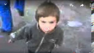Злой мальчик матерится на взрослаго