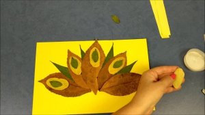 Осенняя поделка из листьев. Павлин. Peacock made from autumn leaves.