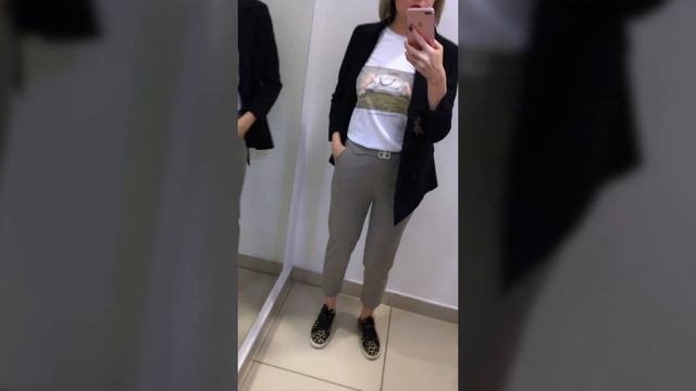 Светлые брюки из легкого хлопка и черный двубортный пиджак смотреть онлайн