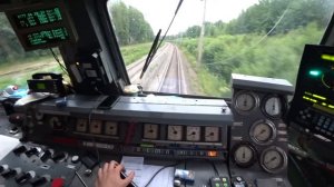 Машинист Поезда управляет электровозом ЧС2т, свистит встречающим его детям! Вид от первого лица.