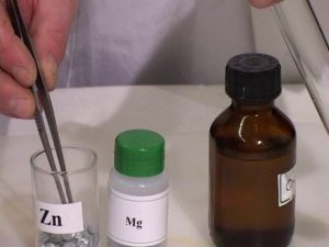 021  Взаимодействие уксусной кислоты с металлами