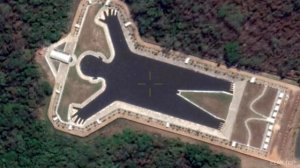 Озеро в форме человека. Сан-Паулу. Бразилия. Точное наведение со спутника. 2 минуты отдыха.