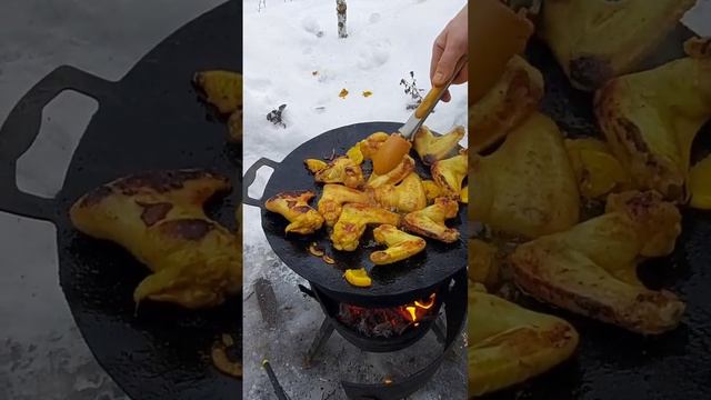 Уличная еда Сочи Лазаревское куриные крылышки на садже со специальными горными специями