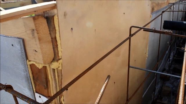 Ленточный фундамент своими руками! Обзор несъёмной опалубки. Главный день - заливаю бетон!