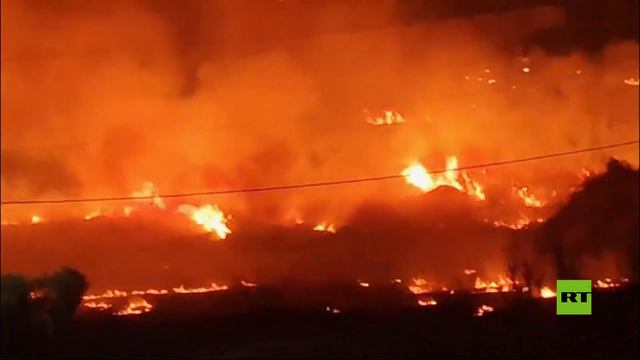 مستوطنون يضرمون النار في قرية فلسطينية بالضفة الغربية