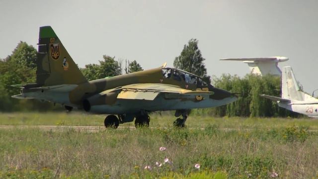 А теперь "ГОРБАТЫЙ" Су-25