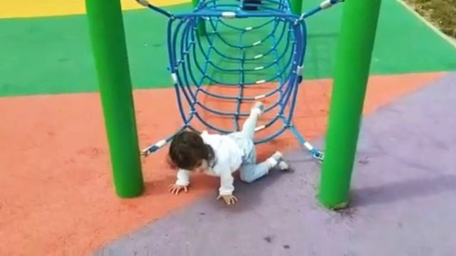 Playing in the park- Mari enjoys the park (Мари играет в парке) смотреть онлайн