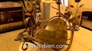 Красивая дровница с коваными тюльпанами для камина в частном доме.
