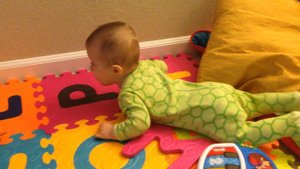 7 месяцев. Встает на четвереньки и ползет назад