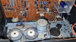 кассетный магнитофон  Sharp GX-CD610X  разбираем посмотрим что внутри и как пасики поставить тоже в