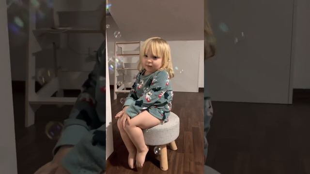 Лилиана и ее любимая игрушка фотик с музыкой и пузырьками смотреть онлайн