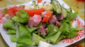 Салат с консервированным тунцом - простой рецепт вкусного салата.