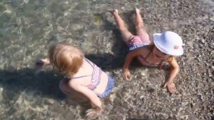 Двойняшки на море Море Пляж Дети купаются Twins on sea Beach Sea Children swimming