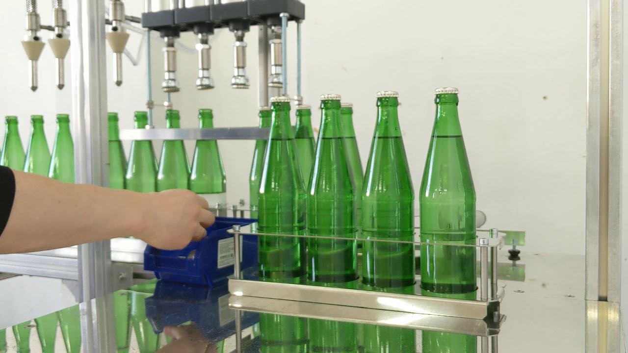 Линия розлива спокойных жидкостей в стеклянную бутылку. смотреть онлайн