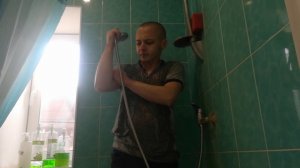 МОЮСЬ В ДУШЕ В ОДЕЖДЕ. ПЫТАЮСЬ ПОЧИНИТЬ КРАН