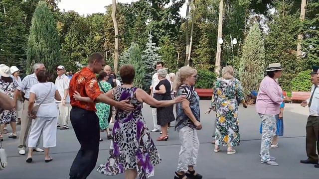 ЕСТЬ ОДНА КРАСИВАЯ ДЕВУШКА НА ЗЕМЛЕ смотреть онлайн